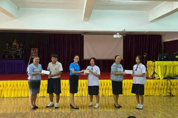 ศิษย์เก่าของโรงเรียนสนับสนุนทุนการศึกษาแก่นักเรียน