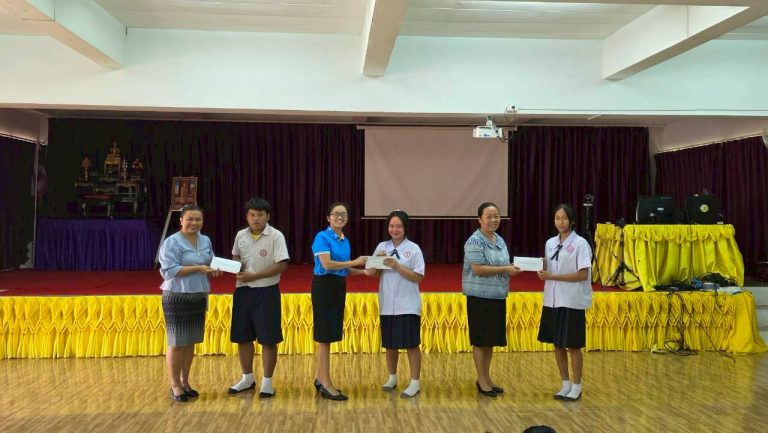 ศิษย์เก่าของโรงเรียนสนับสนุนทุนการศึกษาแก่นักเรียน